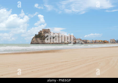 Papa Luna il castello. Valencia, Spagna. Peniscola. Castell. Il castello medievale dei Cavalieri Templari sulla spiaggia. Bellissima vista sul mare e il ba Foto Stock