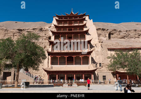 Dunhuang, Cina - 8 Agosto 2012: turisti all'ingresso delle grotte di Mogao vicino la città di Dunhuang, nella provincia di Gansu, Cina. Foto Stock