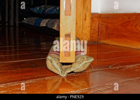 Non è necessario spostare il dispositivo antispiffero con un letto doppio, esso scorre con la porta quando questa viene aperta e clsed. Foto Stock