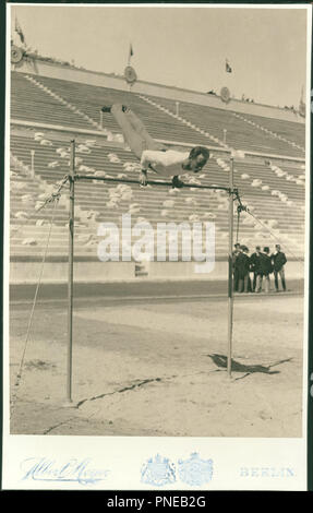 Giochi Olimpici, 1896; l'atleta Herman Weingartner, barra orizzontale campione. Data/Periodo: 1896. Fotografia. Altezza: 187 mm (7,36 in); larghezza: 128 mm (5.03 in). Autore: Meyer Albert. Foto Stock