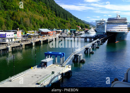 Navi da Crociera allineati lungo il dock sul Juneau, in Alaska Foto Stock