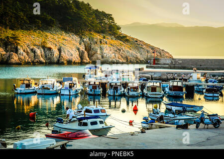 Piccole barche da pesca sul vecchio molo a Punat sull'isola croata di Krk Foto Stock