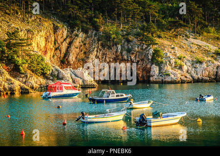 Piccole barche da pesca sul vecchio molo a Punat sull'isola croata di Krk Foto Stock