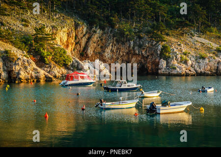 Piccole barche da pesca sul vecchio molo a Punat sull'isola croata di Krk Foto Stock