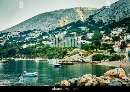 Piccole barche da pesca sul vecchio lungomare nel villaggio di Punat sull'isola croata di Krk nel mare Adriatico Foto Stock