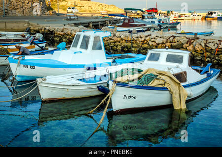 Piccole barche da pesca sul vecchio molo a Punat sull'isola croata di Krk Foto Stock