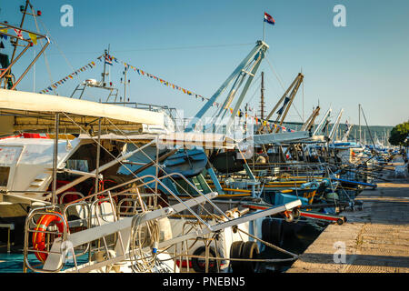 Barche ormeggiate nel porto commerciale sul Mare Adriatico nella periferia di Punat sull'isola croata di Krk Foto Stock