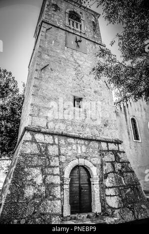 La rustica vecchia chiesa della Santissima Trinità a Punat sull'isola croata di Krk nel mare Adriatico Foto Stock