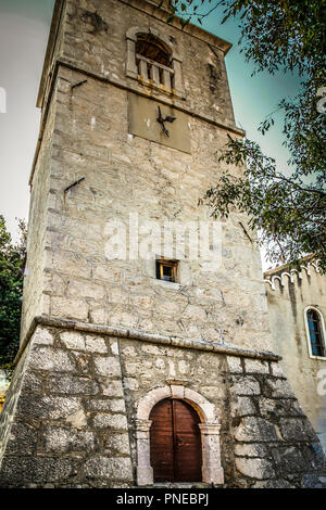 La rustica vecchia chiesa della Santissima Trinità a Punat sull'isola croata di Krk nel mare Adriatico Foto Stock