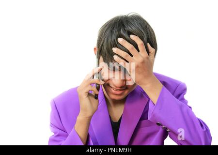 Bel giovane uomo d affari confuso parlando al cellulare su sfondo bianco Foto Stock