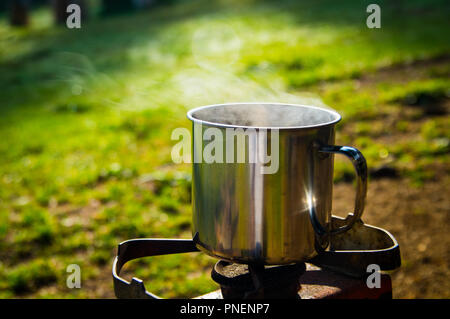 Acqua bollente in montagna per tè e caffè con gas Foto Stock