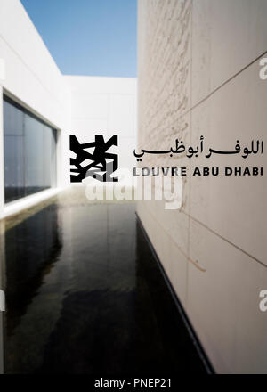 Interno del Louvre Abu Dhabi a Saadiyat isola il distretto culturale di Abu Dhabi, negli Emirati Arabi Uniti. Architetto Jean Nouvel Foto Stock