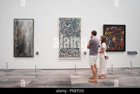 Interno del Louvre Abu Dhabi a Saadiyat isola il distretto culturale di Abu Dhabi, negli Emirati Arabi Uniti. Architetto Jean Nouvel Foto Stock