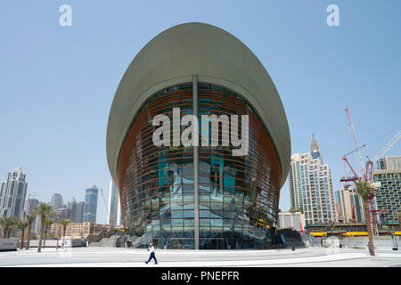 Vista esterna della nuova Dubai Opera House nel centro cittadino di Dubai, Emirati Arabi Uniti, Emirati Arabi Uniti. Foto Stock
