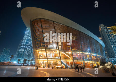 Vista esterna della nuova Dubai Opera House nel centro cittadino di Dubai, Emirati Arabi Uniti, Emirati Arabi Uniti. Foto Stock