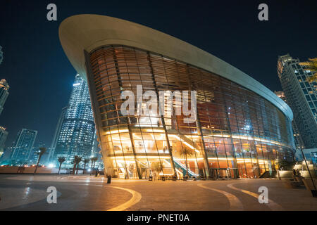 Vista esterna della nuova Dubai Opera House nel centro cittadino di Dubai, Emirati Arabi Uniti, Emirati Arabi Uniti. Foto Stock