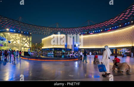 Notte presso la nuova città moderna a piedi il quartiere dello shopping di Dubai Emirati Arabi Uniti. Foto Stock