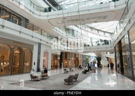 Interno della nuova estensione per il Dubai Mall, il Fashion Avenue , sede di fascia alta e negozi per lo shopping di marche di lusso, in Dubai, United Arab Emirat Foto Stock