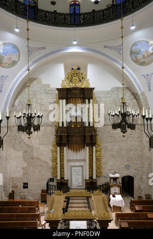 La Torah in legno Arca armadio che contiene la Torah ebraica scorre dentro la ricostruzione della sinagoga Hurva noto anche come Hurvat Rabbi Yehudah he-Hasid presso il quartiere ebraico della città vecchia di Gerusalemme Est Israele Foto Stock