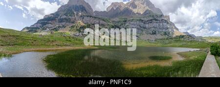 Il Piedrafita de Jaca lago con la Peña Telera nei Pirenei aragonesi montagne Foto Stock