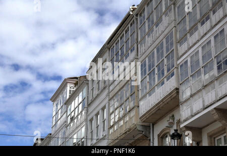 Tipico galiziano galerias, bianco racchiuso balconi in legno e vetro, nella città di Betanzos in Galizia, Spagna Foto Stock