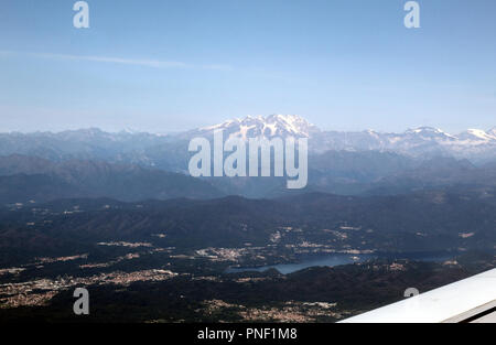 Un paesaggio areale della Pianura Padana (Pianura Padana) con foreste, montagne, campi coltivati e città, come visto da un aeroplano Foto Stock