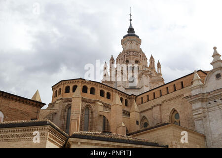 La Nuestra Señora de la huerta gotica e mudéjar cupola della cattedrale in un nuvoloso, giorni di autunno in Tarrazona, Aragona, Spagna Foto Stock