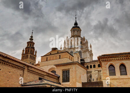 La Nuestra Señora de la huerta gotica e mudéjar cupola della cattedrale e la torre campanaria in un nuvoloso, giorni di autunno in Tarrazona, Aragona, Spagna Foto Stock