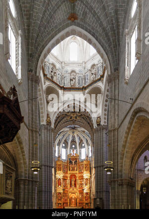 La navata centrale, la cupola e il retablo barocco accanto all altare di Nuestra Señora de la huerta gotica Cattedrale in stile mudejar a Tarazona, Spagna Foto Stock