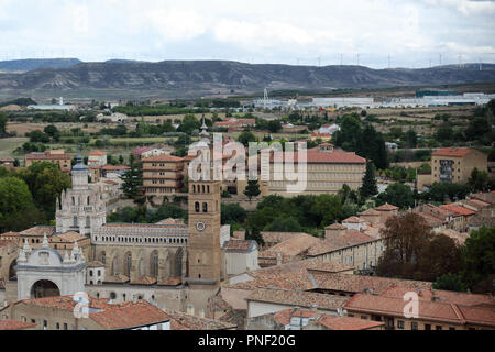 Un paesaggio di Tarazona da Maria Maddalena chiesa, che include la Nuestra Señora de la huerta gotico e la cattedrale in stile mudejar, Spagna Foto Stock