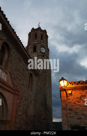 I mattoni e pietra, Chiesa di Assunzione (iglesia de la Asumpcion) torre campanaria nel piccolo e tradizionale città di Alcalá del Moncayo in Aragona, Spagna Foto Stock