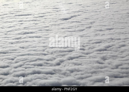 Una veduta aerea della piana omogenea uniforme di nuvole e un profondo cielo blu come come visto da un aeroplano Foto Stock