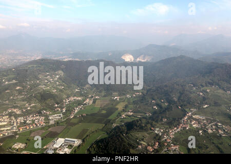 Un paesaggio areale della Pianura Padana (Pianura Padana) con foreste, montagne, campi coltivati e città, come visto da un aeroplano Foto Stock