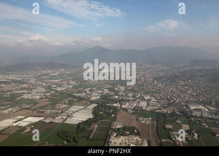 Un paesaggio areale della Pianura Padana (Pianura Padana) con foreste, montagne, campi coltivati e città, come visto da un aeroplano Foto Stock