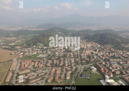 Un paesaggio areale della Pianura Padana (Pianura Padana) con foreste, montagne, campi coltivati e città, come visto da un aeroplano Foto Stock