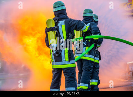 I vigili del fuoco di lotta antincendio, esercizio, fire simulatore per incendi di chimica, dei vigili del fuoco di Essen, Germania Foto Stock