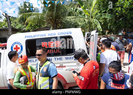 Naga City Cebu, Filippine. Xxi sept 2018.i soccorritori dal filippino croce rossa al trasporto di un corpo in un sacchetto Cadavar dal sito frana in Barangay Tinaan. Credito: galleria immagini2/Alamy Live News Foto Stock