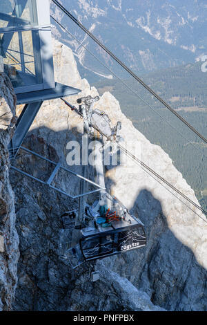 Grainau, Baviera. Xxi Sep, 2018. Il danneggiamento del cavo auto di Zugspitz funivia viene tirato fino alla stazione superiore dello Zugspitze per recuperare. Nemmeno i tre quarti di un anno dopo la sua messa in funzione, un incidente durante un esercizio di routine paralizzato il nuovo Zugspitzbahn. Durante l'esercizio, un cestello di salvataggio aveva fretta su uno dei due nuova funivia cabine. Credito: Matthias esitano di fronte/dpa/Alamy Live News Foto Stock