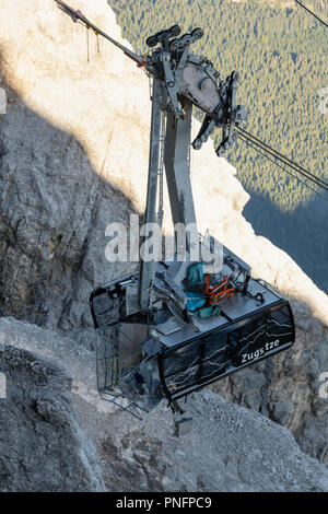Grainau, Baviera. Xxi Sep, 2018. Il danneggiamento del cavo auto di Zugspitz funivia viene tirato fino alla stazione superiore dello Zugspitze per recuperare. Nemmeno i tre quarti di un anno dopo la sua messa in funzione, un incidente durante un esercizio di routine paralizzato il nuovo Zugspitzbahn. Durante l'esercizio, un cestello di salvataggio aveva fretta su uno dei due nuova funivia cabine. Credito: Matthias esitano di fronte/dpa/Alamy Live News Foto Stock