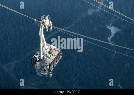 Grainau, Baviera. Xxi Sep, 2018. Il danneggiamento del cavo auto di Zugspitz funivia viene tirato fino alla stazione superiore dello Zugspitze per recuperare. Nemmeno i tre quarti di un anno dopo la sua messa in funzione, un incidente durante un esercizio di routine paralizzato il nuovo Zugspitzbahn. Durante l'esercizio, un cestello di salvataggio aveva fretta su uno dei due nuova funivia cabine. Credito: Matthias esitano di fronte/dpa/Alamy Live News Foto Stock