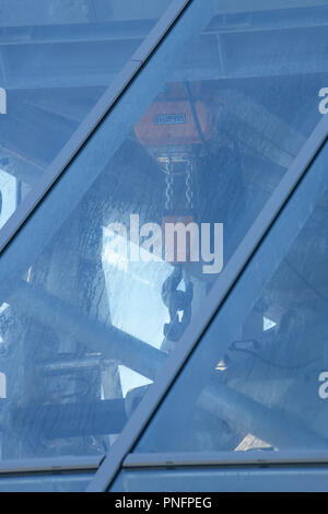 Grainau, Baviera. Xxi Sep, 2018. Un intatto paranco a catena del cestello per il salvataggio della seconda funivia di Zugspitz cable car può essere visto nella stazione superiore presso il massiccio dello Zugspitze. Nemmeno i tre quarti di un anno dopo la sua messa in funzione, un incidente durante un esercizio di routine paralizzato il nuovo Zugspitzbahn. Durante l'esercizio, un cestello di salvataggio aveva fretta su uno dei due nuova funivia cabine. Credito: Matthias esitano di fronte/dpa/Alamy Live News Foto Stock