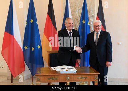 Berlino, Germania. Xxi Sep, 2018. Il presidente ceco Zeman, sinistra, di stringere la mano al Presidente tedesco Frank-Walter Steinmeier al castello di Bellevue di Berlin, Germania, venerdì 21 settembre, 2018. Presidente Zeman termina a tre giorni di visita alla Germania di oggi. Credito: Ondrej Deml/CTK foto/Alamy Live News Foto Stock