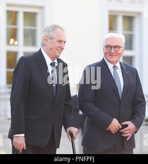 Berlino, Germania. Xxi Sep, 2018. Il presidente ceco Zeman, sinistra, è accolta con gli onori militari dal Presidente tedesco Frank-Walter Steinmeier al castello di Bellevue di Berlin, Germania, venerdì 21 settembre, 2018. Presidente Zeman termina a tre giorni di visita alla Germania di oggi. Credito: Ondrej Deml/CTK foto/Alamy Live News Foto Stock