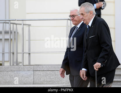 Berlino, Germania. Xxi Sep, 2018. Il presidente ceco Zeman, destra è accolta con gli onori militari dal Presidente tedesco Frank-Walter Steinmeier al castello di Bellevue di Berlin, Germania, venerdì 21 settembre, 2018. Presidente Zeman termina a tre giorni di visita alla Germania di oggi. Credito: Ondrej Deml/CTK foto/Alamy Live News Foto Stock