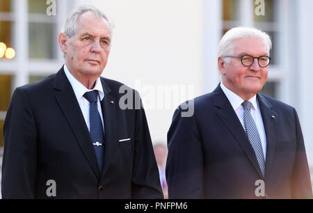 Berlino, Germania. Xxi Sep, 2018. Il presidente ceco Zeman, sinistra, è accolta con gli onori militari dal Presidente tedesco Frank-Walter Steinmeier al castello di Bellevue di Berlin, Germania, venerdì 21 settembre, 2018. Presidente Zeman termina a tre giorni di visita alla Germania di oggi. Credito: Ondrej Deml/CTK foto/Alamy Live News Foto Stock