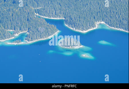 Grainau, Baviera. Xxi Sep, 2018. La Eibsee può essere visto dalla stazione più alta del massiccio dello Zugspitze. Credito: Matthias esitano di fronte/dpa/Alamy Live News Foto Stock