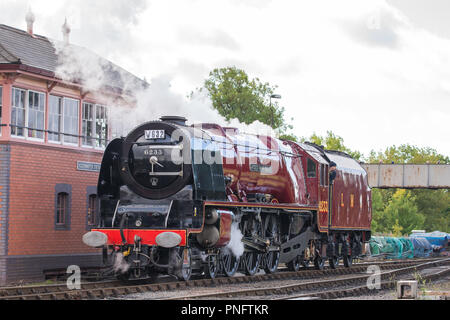 Kidderminster, Regno Unito. Il 21 settembre, 2018. Giorno due di Severn Valley Railway dell'autunno Gala vapore vede la folla entusiasta il floccaggio a Kidderminster SVR stazione. Nonostante la pioggia, appassionati di treni cogliere ogni opportunità per acquisire oggi la memoria di questi colossali visitando locomotive a vapore, particolarmente la Duchessa di Sutherland cercando risplende nella sua bella livrea rosso cremisi. Credito: Lee Hudson/Alamy Live News Foto Stock