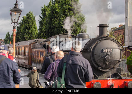 Kidderminster, Regno Unito. Il 21 settembre, 2018. Giorno due di Severn Valley Railway dell'autunno Gala vapore vede la folla entusiasta il floccaggio a Kidderminster SVR stazione. Nonostante la pioggia, appassionati di treni cogliere ogni opportunità per acquisire oggi la memoria di questi colossali visitando locomotive a vapore, particolarmente la Duchessa di Sutherland cercando risplende nella sua bella livrea rosso cremisi. Credito: Lee Hudson/Alamy Live News Foto Stock