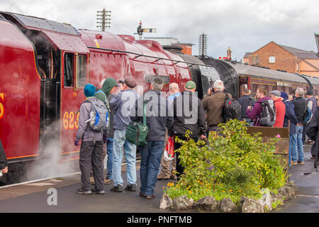 Kidderminster, Regno Unito. 21 Settembre 2018. Il secondo giorno della ferrovia di Severn Valley, il gala a vapore autunnale, vede la folla entusiasta che si accampano alla stazione SVR di Kidderminster. Nonostante le docce a pioggia, gli appassionati del treno colgono ogni opportunità per catturare la memoria di oggi di questi magnifici locomotori a vapore del Regno Unito, in particolare 6233 Duchessa di Sutherland che si guarda splendente nella sua bella livrea cremisi. Credit: Lee Hudson/Alamy Live News Foto Stock