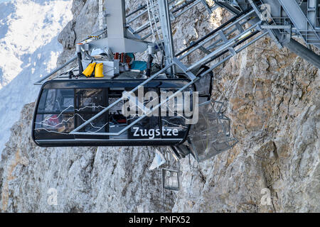 Grainau, Baviera. Xxi Sep, 2018. La gondola di Zugspitz funivia che ha avuto un incidente appeso alla stazione superiore dello Zugspitze dopo il salvataggio. Nemmeno i tre quarti di un anno dopo la messa in funzione, un incidente durante un esercizio di routine paralizzato il nuovo Zugspitz funivia. Un cestello di salvataggio era scivolato su uno dei due nuova funivia cabine durante l'esercizio. Credito: Matthias esitano di fronte/dpa/Alamy Live News Foto Stock